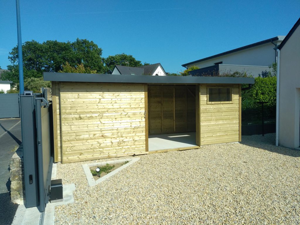Abri en bois sur-mesure avec porte coulissante et fenêtre