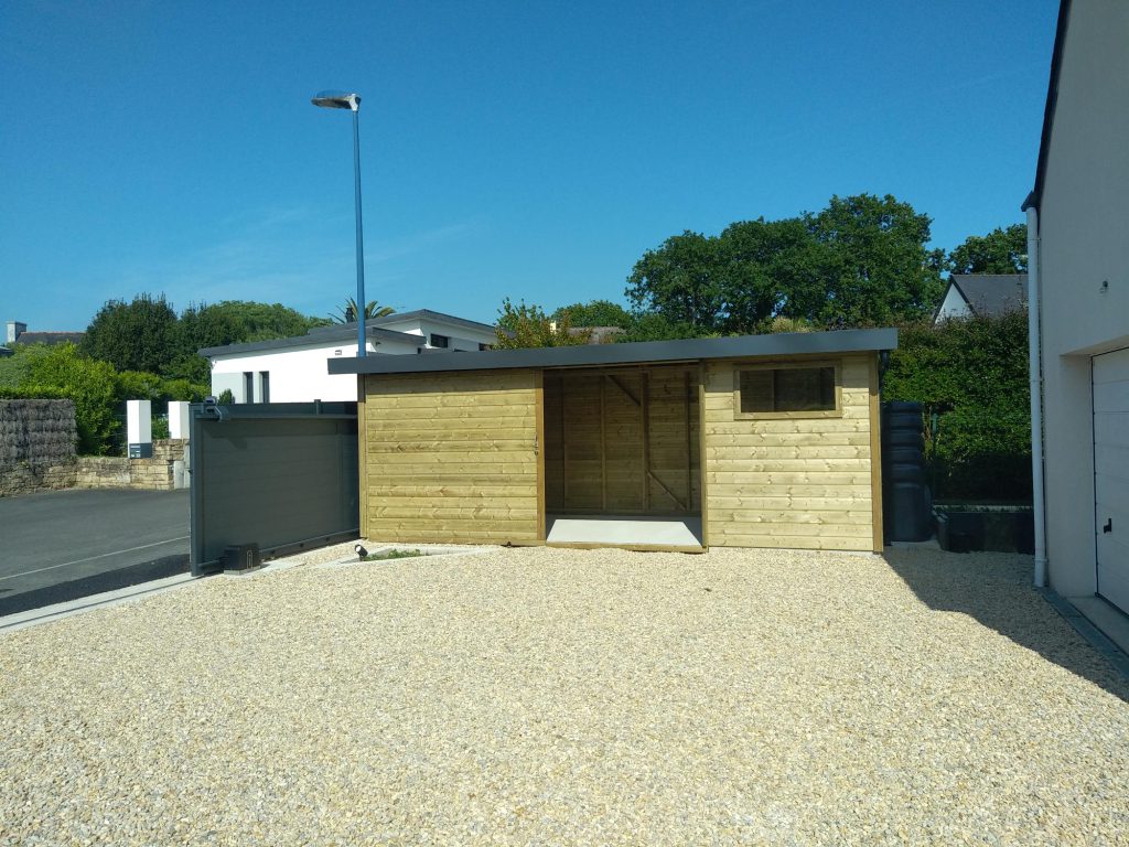 Abri en bois sur-mesure avec porte coulissante et fenêtre