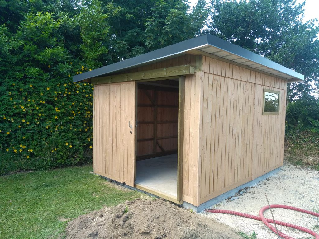 Abri en bois sur-mesure avec porte coulissante et fenêtre