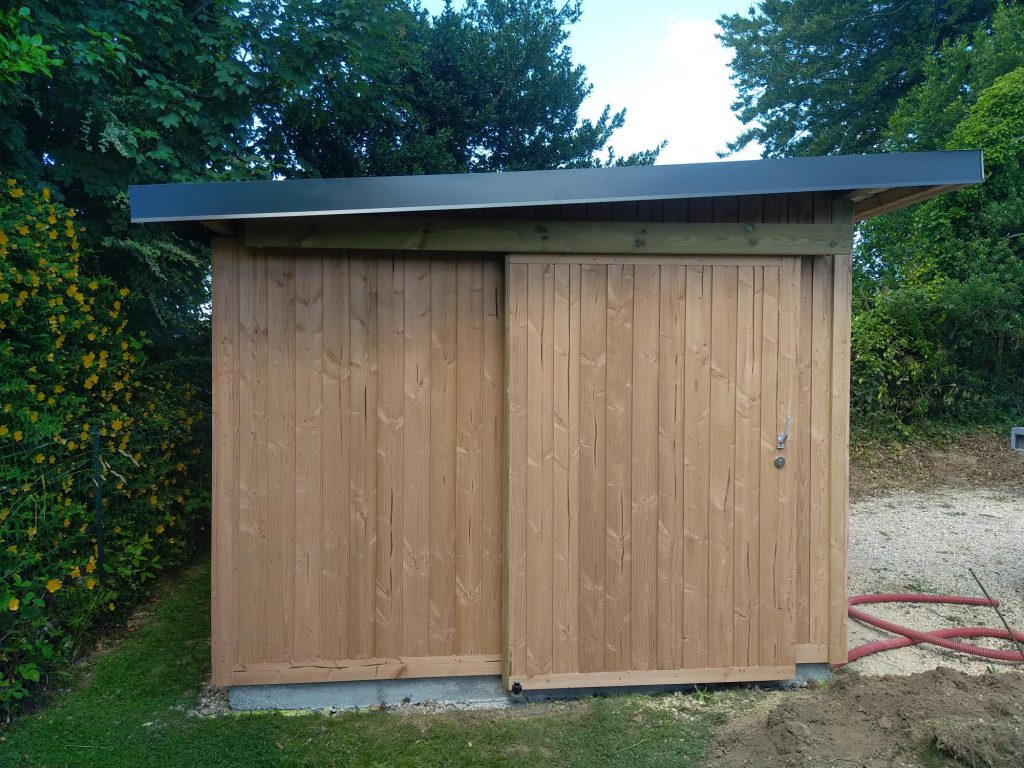 Abri en bois sur-mesure avec porte coulissante