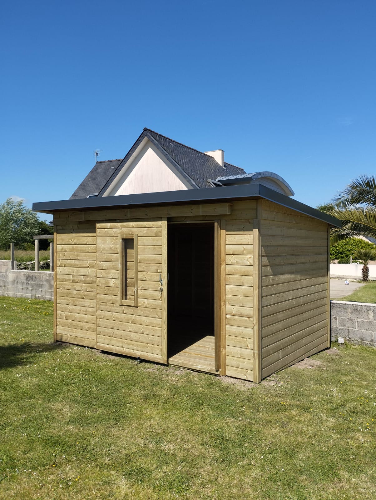 Abri en bois sur-mesure avec porte coulissante et fenêtre