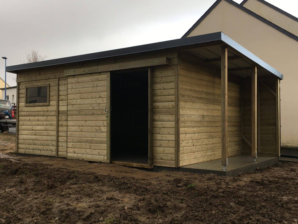 Abri en bois sur-mesure avec porte coulissante, fenêtre et bûcher