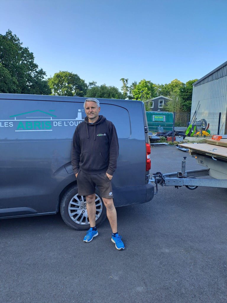 Thomas GRAND devant le fourgon des Abris de l'Ouest