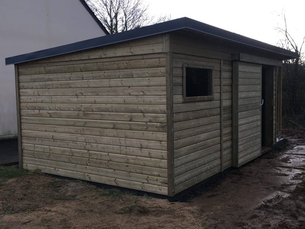 Abri en bois sur-mesure avec porte coulissante, fenêtre et bûcher
