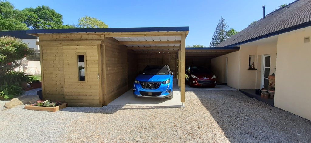 Abri en bois sur-mesure avec porte coulissante, vitre et double carports