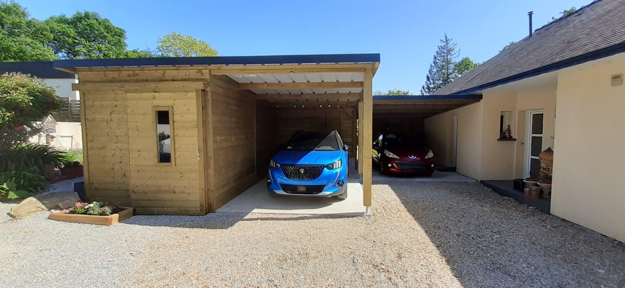 Abri en bois sur-mesure avec porte coulissante, vitre et double carports
