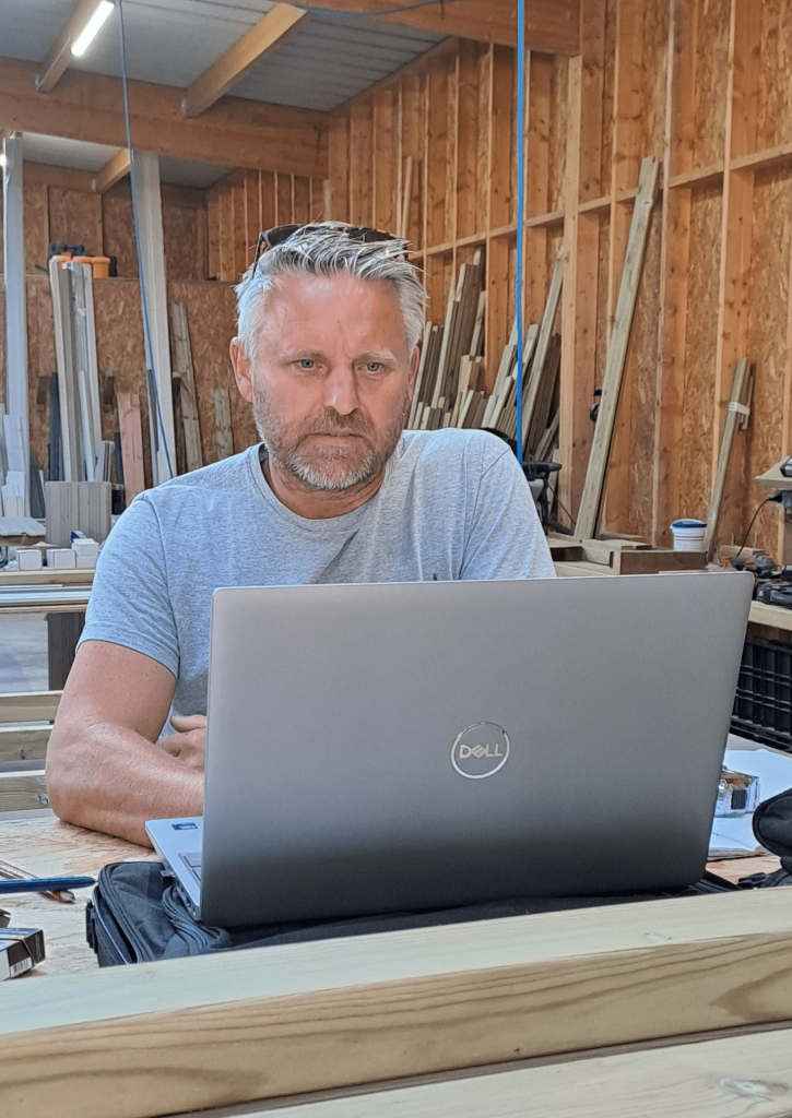 Thomas est sur un ordinateur dans un atelier