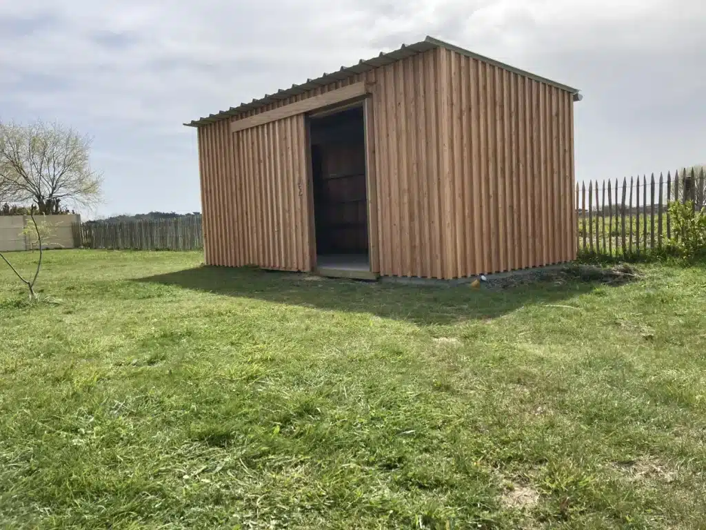 Abri de jardin en bardage bois naturel ou traité réalisé par Les Abris de l'Ouest