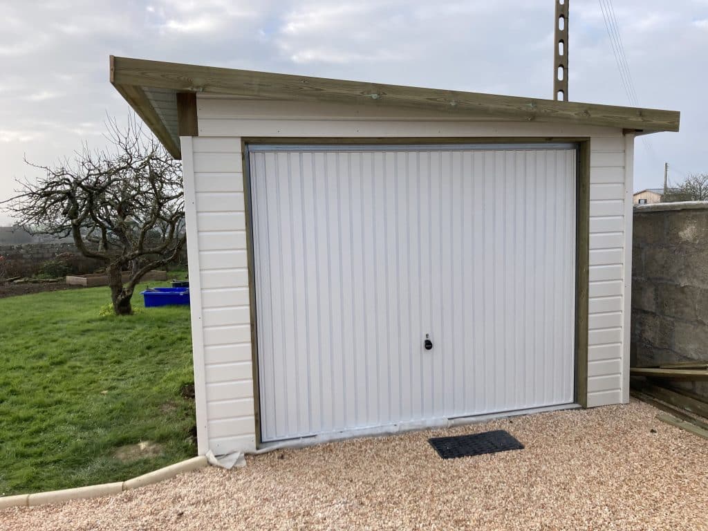 Garage bois coloré blanc avec porte basculante